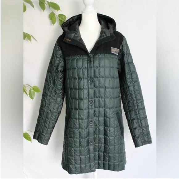 Patagonia Rare Recycled Down Hooded Coat Carbon
Green Medium - Picture 1 of 17